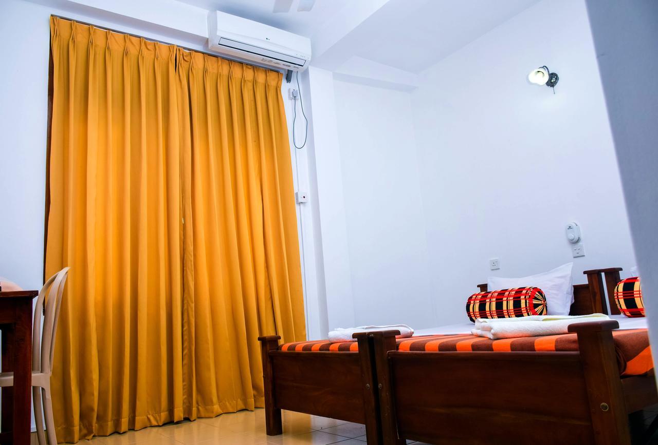 Vishmee Holiday Inn Ембилипития Екстериор снимка
