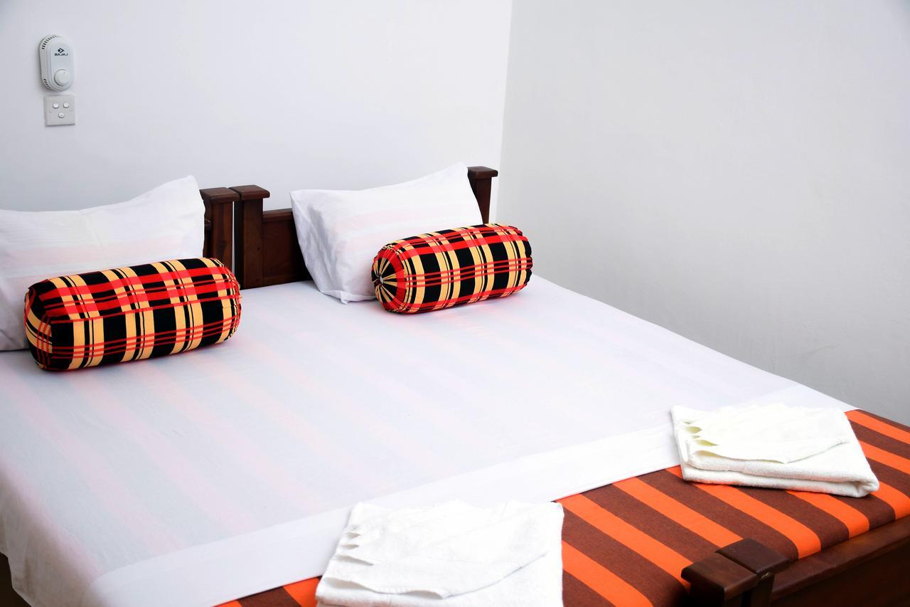 Vishmee Holiday Inn Ембилипития Екстериор снимка