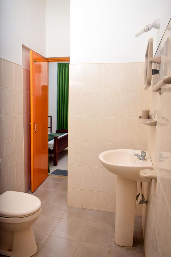 Vishmee Holiday Inn Ембилипития Екстериор снимка
