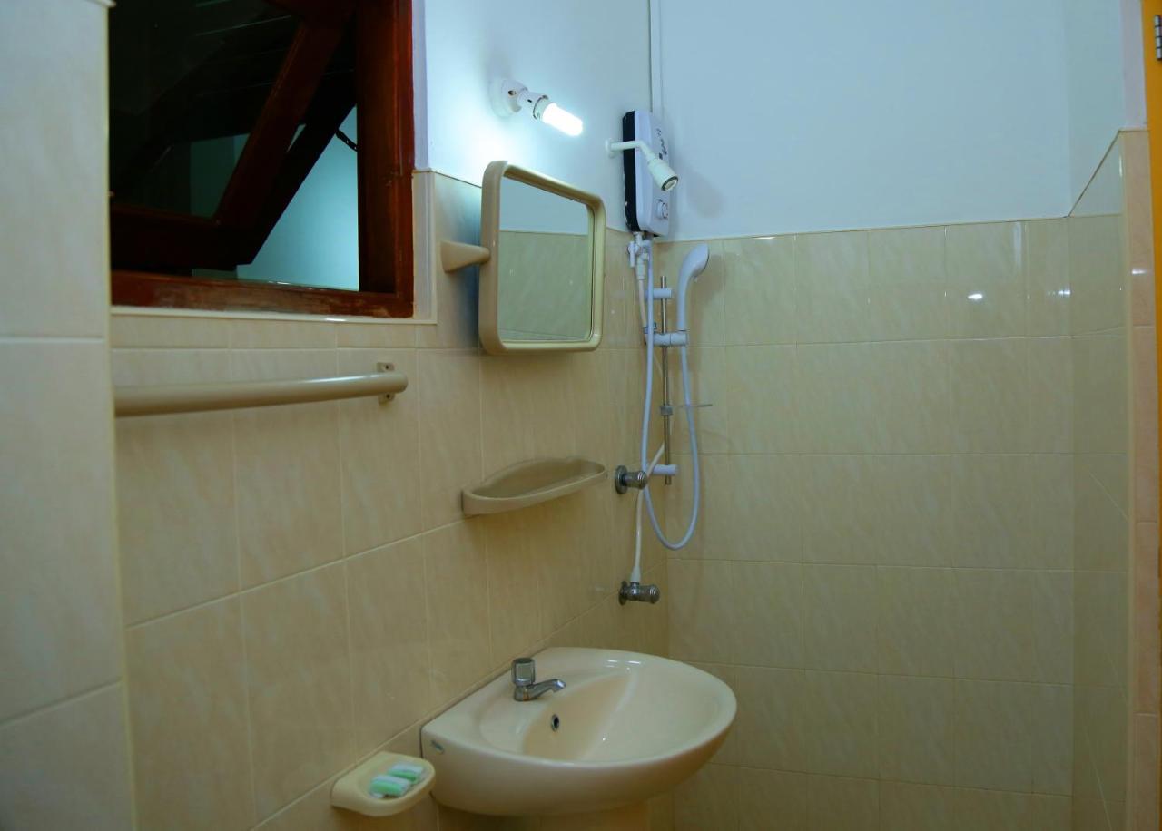 Vishmee Holiday Inn Ембилипития Екстериор снимка