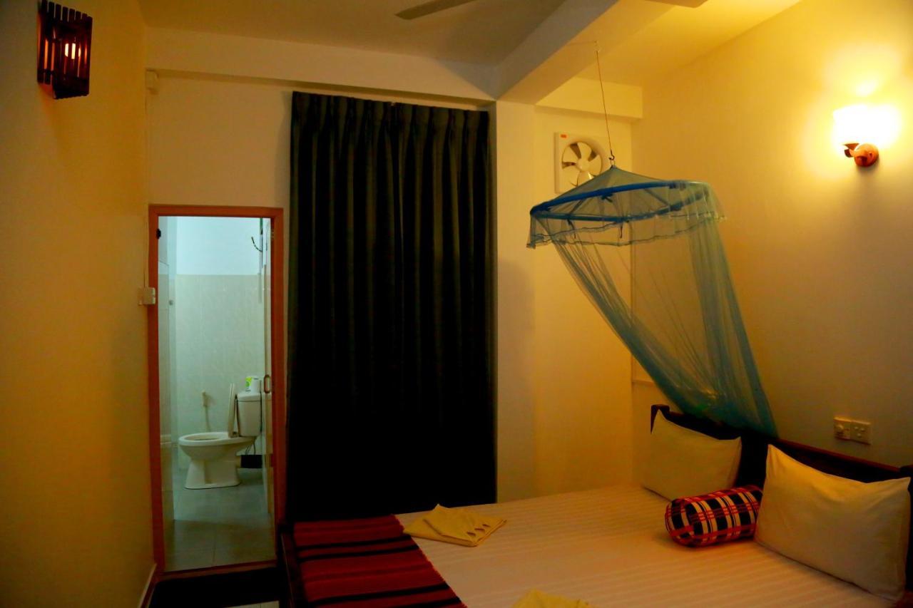 Vishmee Holiday Inn Ембилипития Екстериор снимка