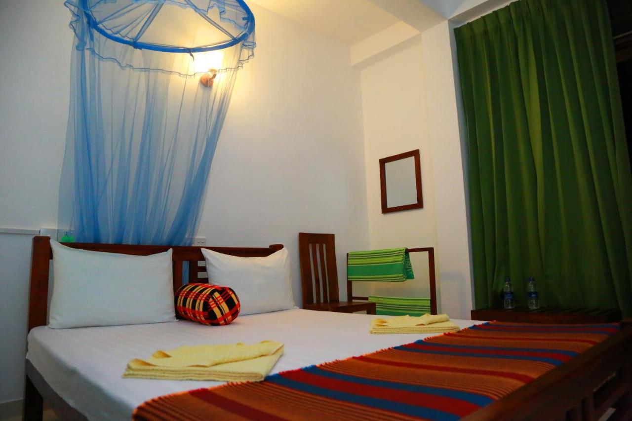 Vishmee Holiday Inn Ембилипития Екстериор снимка