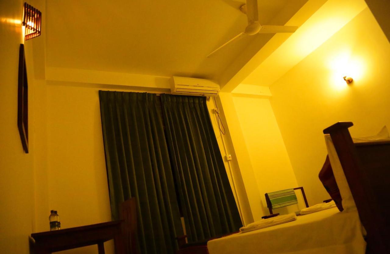 Vishmee Holiday Inn Ембилипития Екстериор снимка