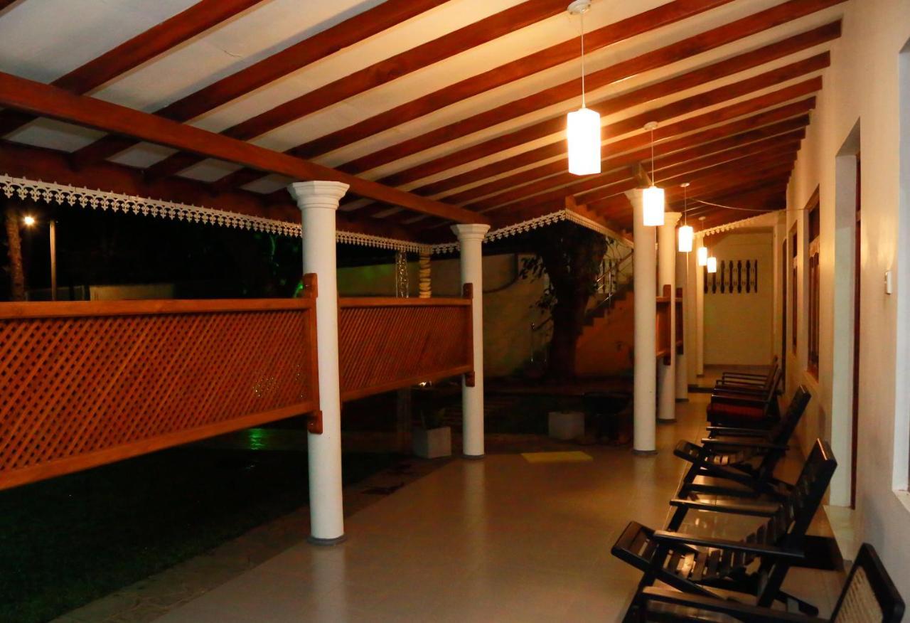 Vishmee Holiday Inn Ембилипития Екстериор снимка