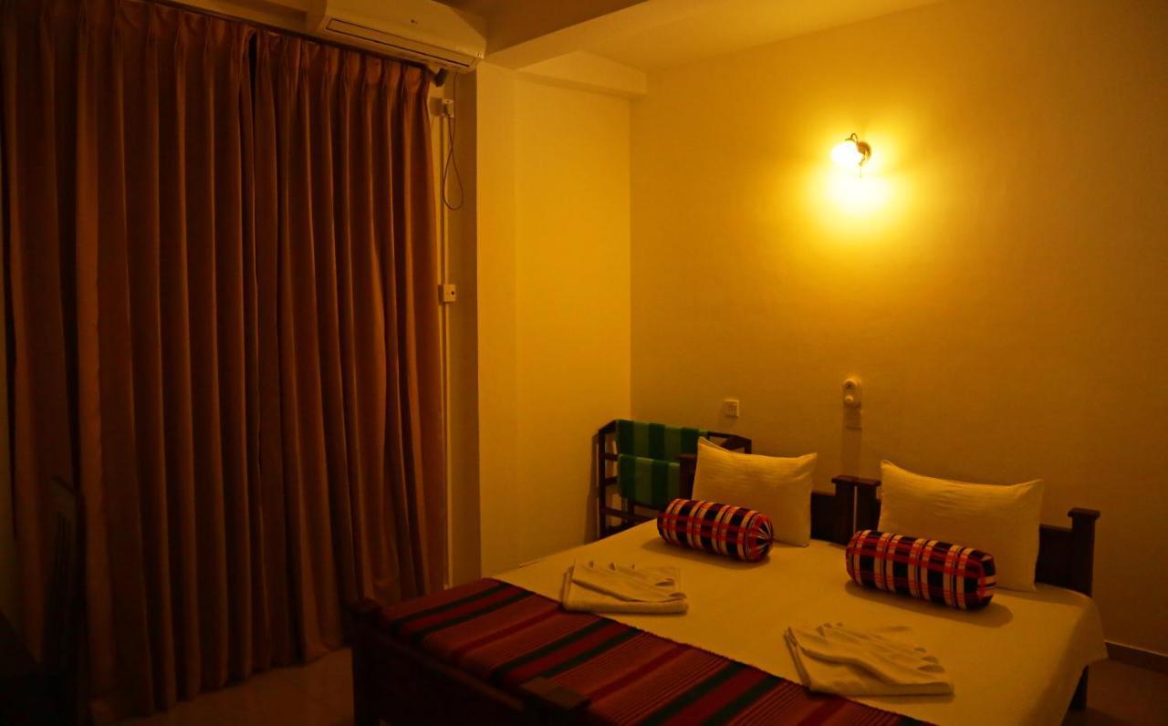 Vishmee Holiday Inn Ембилипития Екстериор снимка